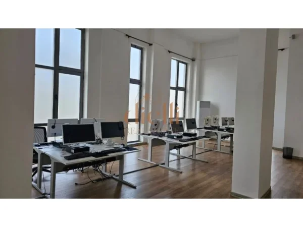 Tirane, jepet me qera ambjent biznesi Kati 1, 220 m² 1.500 € (tek Ish Profarma)