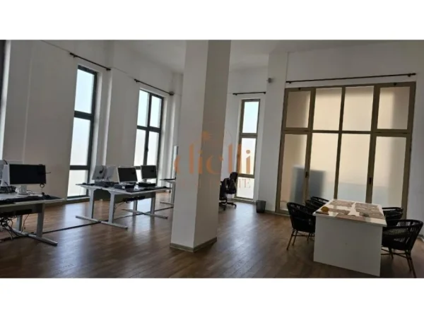 Tirane, jepet me qera ambjent biznesi Kati 1, 220 m² 1.500 € (tek Ish Profarma)