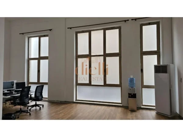 Tirane, jepet me qera ambjent biznesi Kati 1, 220 m² 1.500 € (tek Ish Profarma)