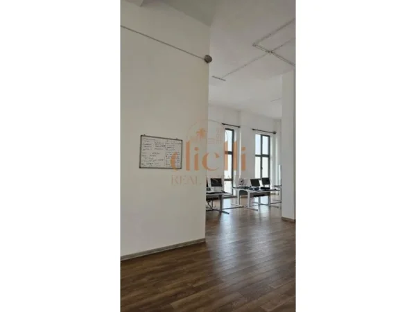 Tirane, jepet me qera ambjent biznesi Kati 1, 220 m² 1.500 € (tek Ish Profarma)