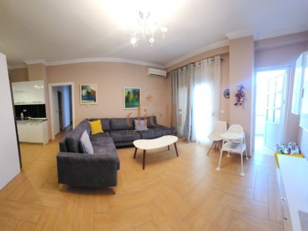 Tirane, jepet me qera apartament 2+1+Ballkon , 103 m² 600 € (tek ish Stacioni Trenit)