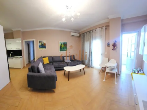 Tirane, jepet me qera apartament 2+1+Ballkon , 103 m² 600 € (tek ish Stacioni Trenit)