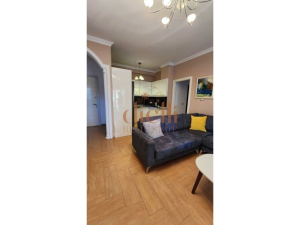 Tirane, jepet me qera apartament 2+1+Ballkon , 103 m² 600 € (tek ish Stacioni Trenit)