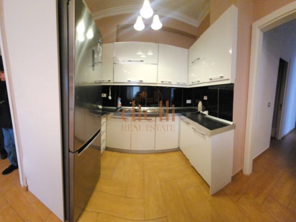 Tirane, jepet me qera apartament 2+1+Ballkon , 103 m² 600 € (tek ish Stacioni Trenit)