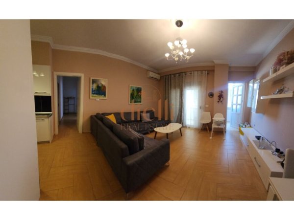 Tirane, jepet me qera apartament 2+1+Ballkon , 103 m² 600 € (tek ish Stacioni Trenit)