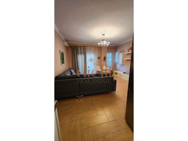 Tirane, jepet me qera apartament 2+1+Ballkon , 103 m² 600 € (tek ish Stacioni Trenit)