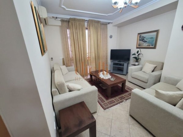 Tirane, jepet me qera apartament 1+1+Ballkon Kati 3, 500 € (prane Myslym Shyrit)