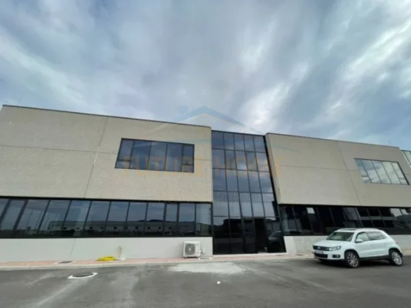 Tirane, jepet me qera magazine Kati 0, 1.100 m² 7.700 € (AUTOSTRADA TIRANE DURRES)