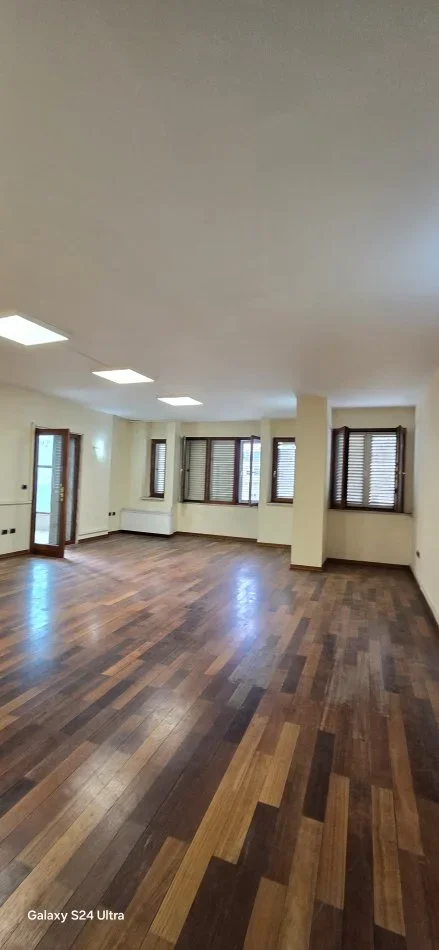 Tirane, jepet me qera zyre Kati 4, 165 m² 2.000 € (Prane Kullave Binjake)
