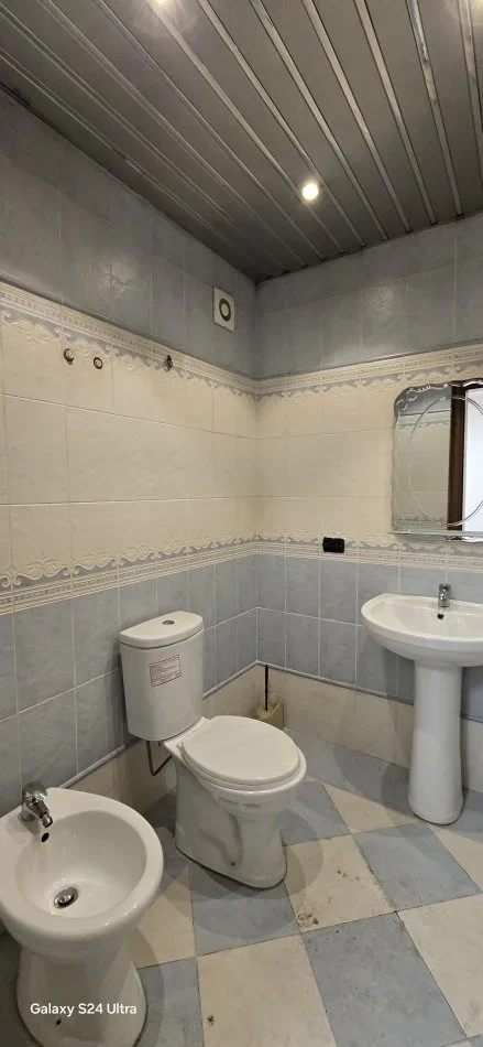 Tirane, jepet me qera zyre Kati 4, 165 m² 2.000 € (Prane Kullave Binjake)
