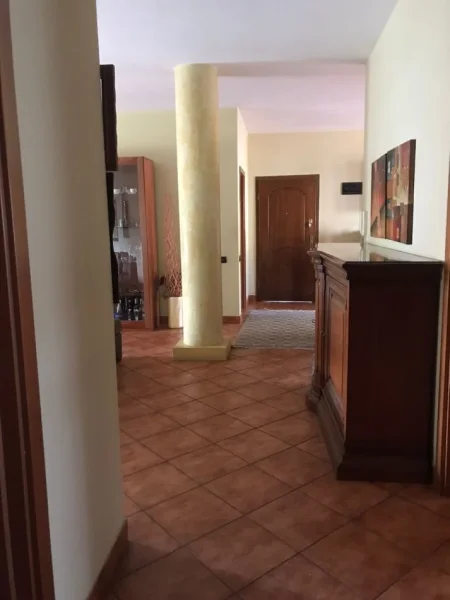 Tirane, jepet me qera apartament 3+1+Aneks+Ballkon Kati 5, 150 m² 650 € (KRISTAL CENTER)
