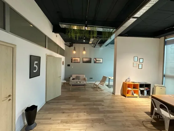 Tirane, jepet me qera ambjent biznesi Kati 2, 52 m² 1.000 € (Sami Frasheri)