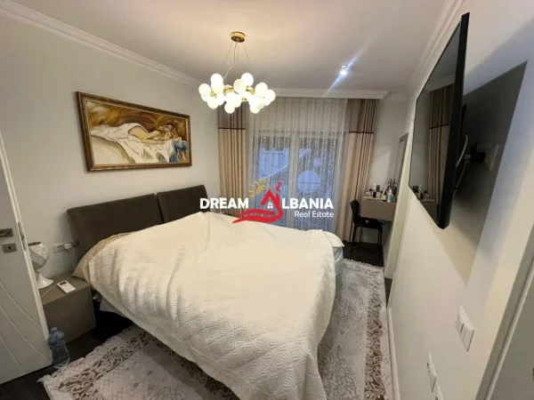Tirane, jepet me qera apartament 3+1+Aneks+Ballkon Kati 5, 130 m² 800 € (Kodra Diellit)