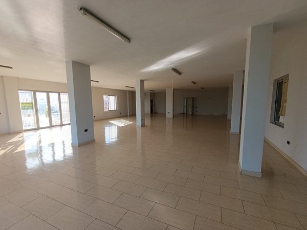Tirane, jepet me qera ambjent biznesi Kati 2, 220 m² 500 € (rruga 7 nentori)