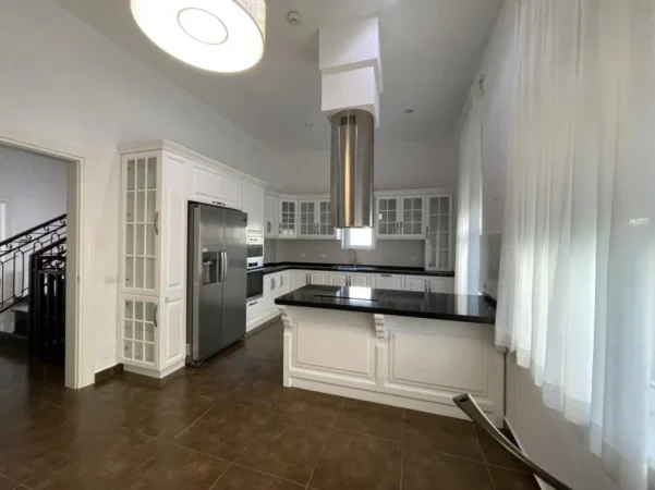 Tirane, jepet me qera Vile 3 Katshe Kati 3, 330 m² 4.800 € (Rolling Hills TEG)