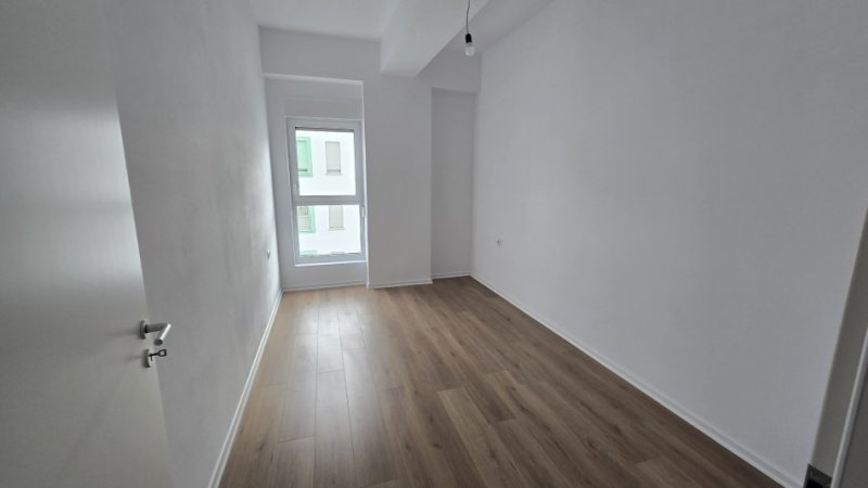 Tiranë, jepet me qera apartament 2+1 Kati 7, 90 m² 350 € (Ali Demi)