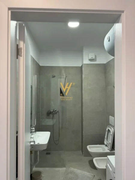 Tirane, jepet me qera apartament 1+1+Ballkon Kati 6, 60 m² 650 € (STACIONI I TRENIT)