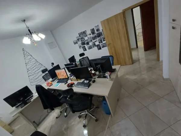 Tirane, jepet me qera zyre Kati 2, 82 m² 500 € (BRRAKA PROKURORIA)