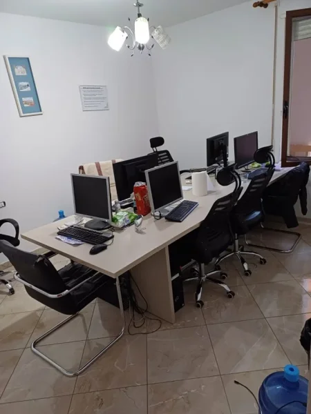 Tirane, jepet me qera zyre Kati 2, 82 m² 500 € (BRRAKA PROKURORIA)