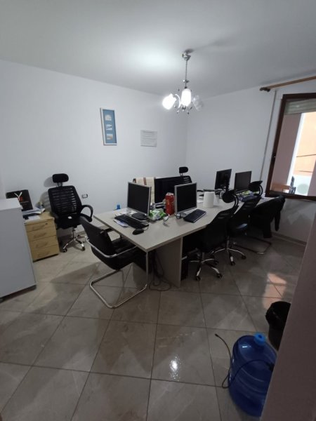 Tirane, jepet me qera zyre Kati 2, 82 m² 500 € (BRRAKA PROKURORIA)