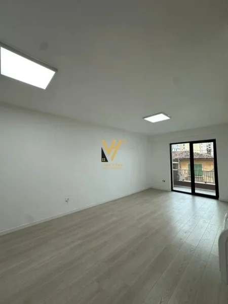 Tirane, jepet me qera zyre Kati 1, 96 m² 700 € (MYSLYM SHYRI)