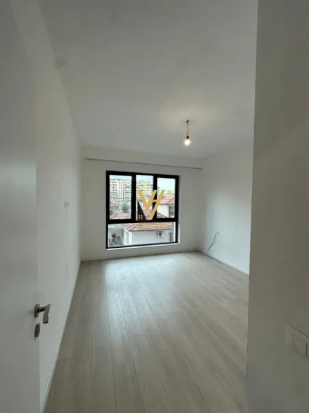 Tirane, jepet me qera zyre Kati 1, 96 m² 700 € (MYSLYM SHYRI)