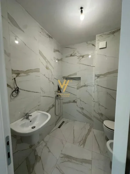 Tirane, jepet me qera zyre Kati 1, 96 m² 700 € (MYSLYM SHYRI)