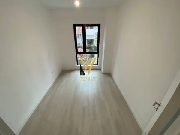 Tirane, jepet me qera zyre Kati 1, 96 m² 700 € (MYSLYM SHYRI)