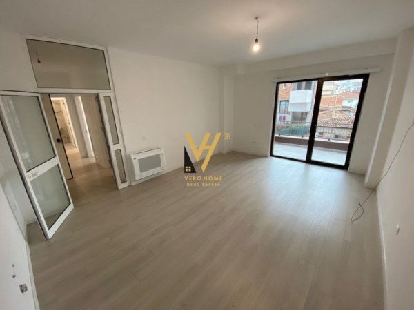 Tirane, jepet me qera zyre Kati 1, 96 m² 700 € (MYSLYM SHYRI)
