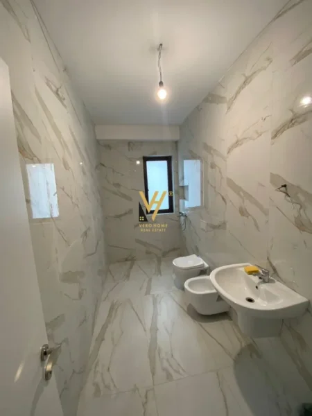 Tirane, jepet me qera zyre Kati 1, 96 m² 700 € (MYSLYM SHYRI)