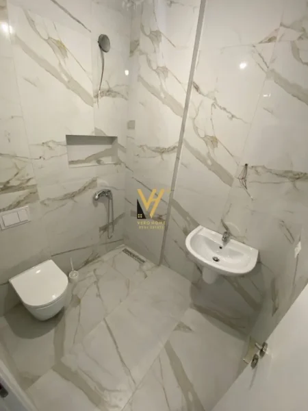 Tirane, jepet me qera zyre Kati 1, 96 m² 700 € (MYSLYM SHYRI)