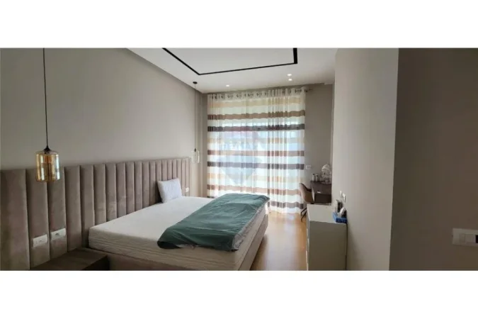 Tirane, jepet me qera apartament 2+1 , 129 m² 900 € 