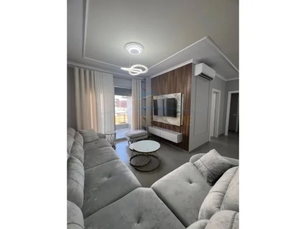 Tirane, jepet me qera apartament 2+1+Aneks+Ballkon Kati 3, 100 m² 600 € (astir)