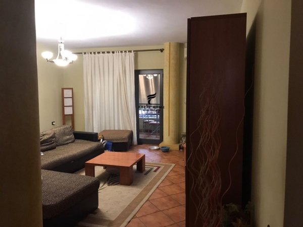 Tirane, jepet me qera apartament 3+1+Ballkon Kati 5, 154 m² 650 € (KOMUNA E PARISIT)
