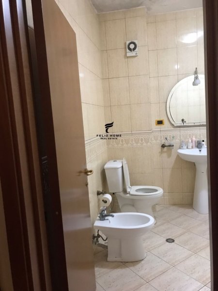 Tirane, jepet me qera apartament 3+1+Ballkon Kati 5, 154 m² 650 € (KOMUNA E PARISIT)