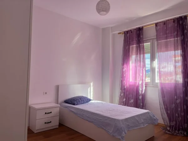 Tirane, jepet me qera apartament 2+1+Aneks+Ballkon Kati 4, 95 m² 650 € (Rr. Ali Demi, ish-Markata e Vjeter)