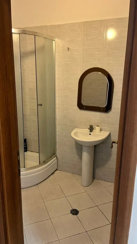 Tirane, jepet me qera apartament 2+1 Kati 8, 75 m² 450 € (astir)