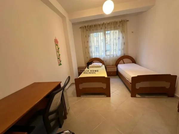Tirane, jepet me qera apartament 2+1+Ballkon Kati 3, 80 m² 550 € (BILL KLINTON)