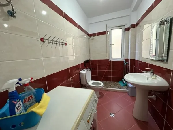 Tirane, jepet me qera apartament 2+1+Ballkon Kati 3, 80 m² 550 € (BILL KLINTON)