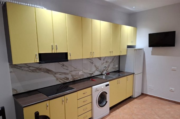 Tirane, jepet me qera apartament 1+1+Aneks+Ballkon Kati 3, 62 m² 400 € (kinostudio)