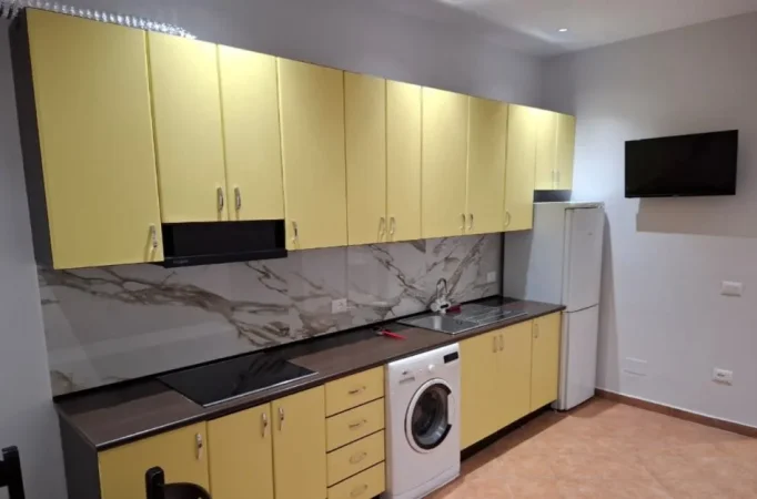 Tirane, jepet me qera apartament 1+1+Aneks+Ballkon Kati 3, 62 m² 400 € (kinostudio)