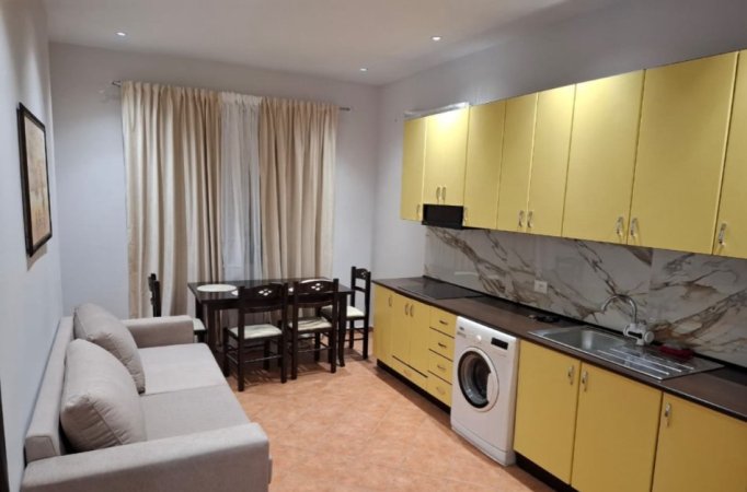 Tirane, jepet me qera apartament 1+1+Aneks+Ballkon Kati 3, 62 m² 400 € (kinostudio)