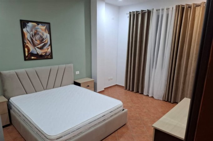 Tirane, jepet me qera apartament 1+1+Aneks+Ballkon Kati 3, 62 m² 400 € (kinostudio)