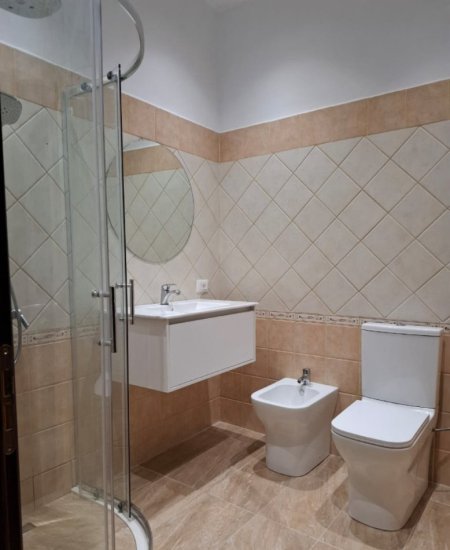Tirane, jepet me qera apartament 1+1+Aneks+Ballkon Kati 3, 62 m² 400 € (kinostudio)