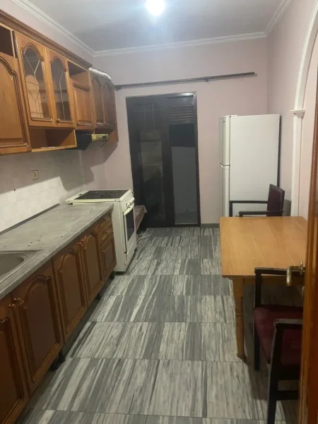 Tirane, jepet me qera apartament 2+1+Aneks+Ballkon Kati 1, 100 m² 400 € (selite)