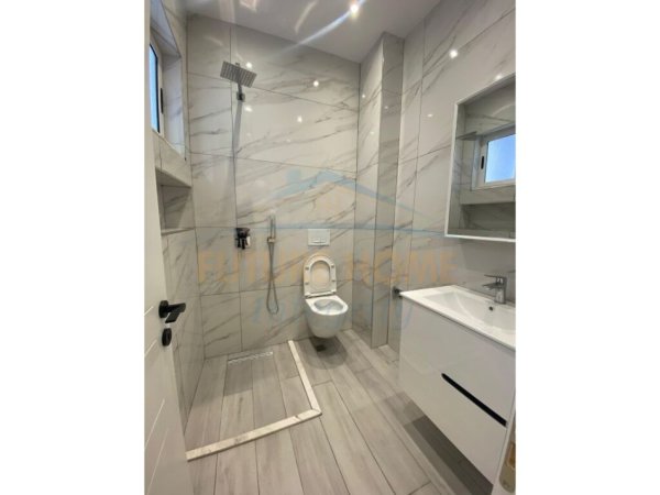Tirane, jepet me qera apartament 2+1 Kati 1, 115 m² 700 € (ALI DEMI)