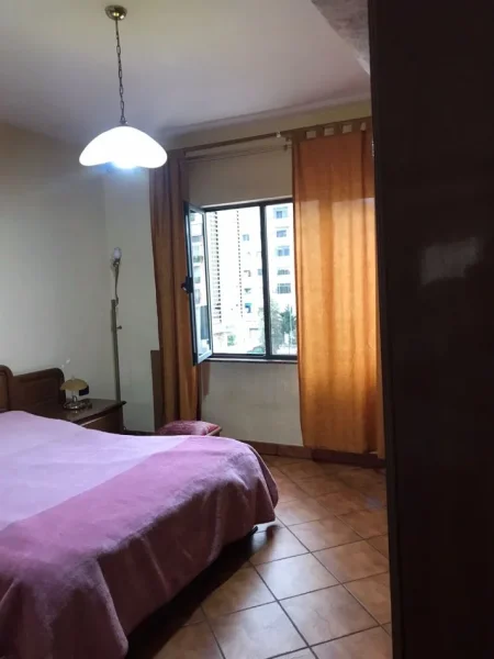 Tirane, jepet me qera apartament 3+1+Aneks+Ballkon Kati 5, 154 m² 650 € (KOMUNA E PARISIT)