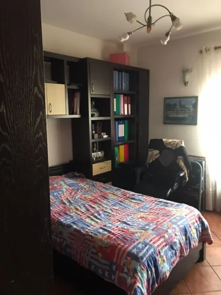 Tirane, jepet me qera apartament 3+1+Aneks+Ballkon Kati 5, 154 m² 650 € (KOMUNA E PARISIT)