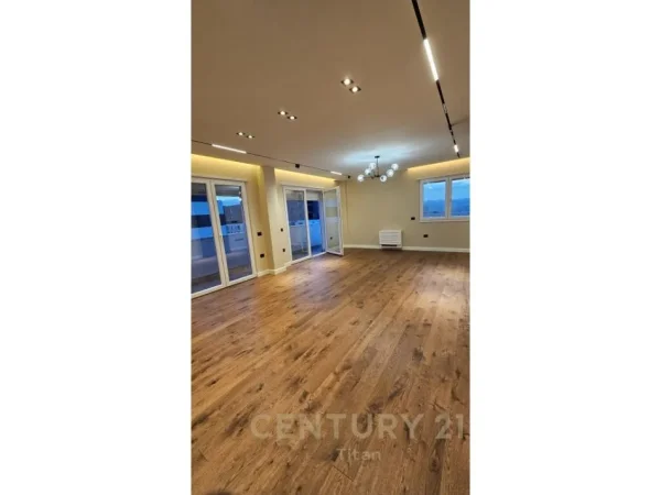 Tirane, shitet apartament+verande | Penthouse 3+1 Kati 7, 221 m² 390.000 € (Rr Don Bosko)