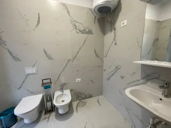 Tirane, jepet me qera apartament 2+1+Ballkon Kati 9, 80 m² 800 € (KOMPLEKSI ARLIS FARMACIA 10)